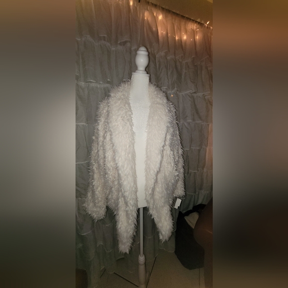 BLOGGER'S FAVE! Express Faux Fur Coat White NWT XSMALL - Picture 5 of 5